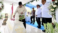 Momen Prabowo Ziarah ke Makam Marsinah, Tabur Bunga dan Berdoa