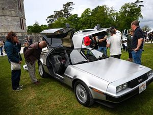 Ratusan Mobil Klasik Ramaikan Lulworth Castle