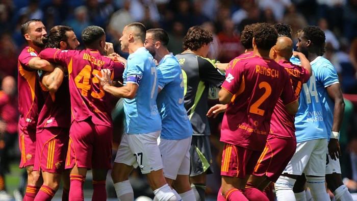 Keributan antar pemain terjadi di tengah laga Roma vs Lazio.