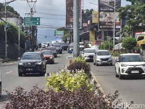 220 Ribu Kendaraan Melintas Jalur Puncak Bogor Selama Long Wekeend