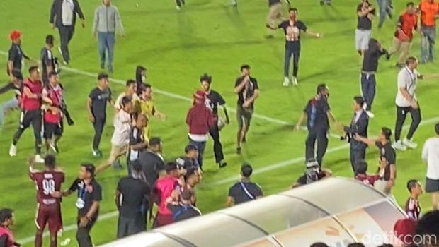 Suporter mengerumuni pemain Persib Bandung Marc Klok usai laga melawan PSM Makassar di Stadion Gelora BJ Habibie. Suporter mengerumuni pemain Persib Bandung Marc Klok usai laga melawan PSM Makassar di Stadion Gelora BJ Habibie.