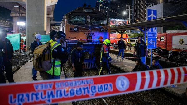 Tabrakan Maut di Pusat Bangkok, Delapan Orang Tewas