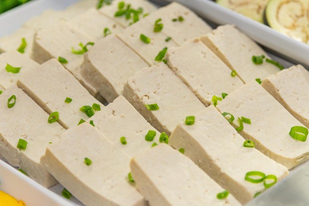Tahu termasuk makanan tinggi protein berbahan nabati yang murah, mudah diolah, dan cocok untuk diet sehat maupun pembentukan massa otot.