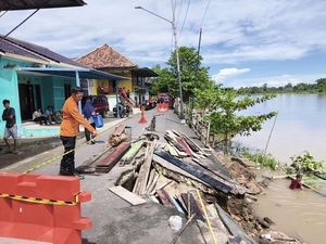 Tebing Sungai Musi Longsor, 5 Rumah Terancam-1 Warung Ambruk