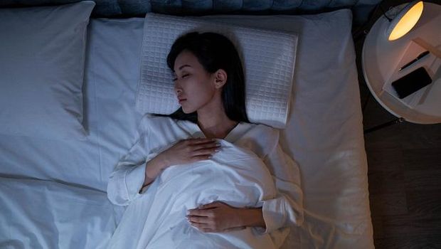 Tidur lebih awal di malam sebelumnya./ Foto: pexels.com/cottonbro studio Penyebab sakit kepala saat bangun tidur