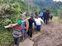 Wanita Tertimpa Longsor di Polman Ditandu Personel Brimob 5 Km ke Puskesmas