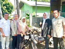 Viral Doakan Jemaah Haji, Ema Dapat Becak Baru dari Andre Rosiade