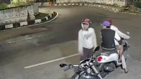 Video: Momen Tiga Pelaku Bersenjata Tajam Gagal Rampas Motor di Jakpus