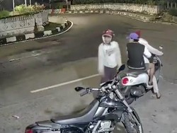 Video: Momen Tiga Pelaku Bersenjata Tajam Gagal Rampas Motor di Jakpus
