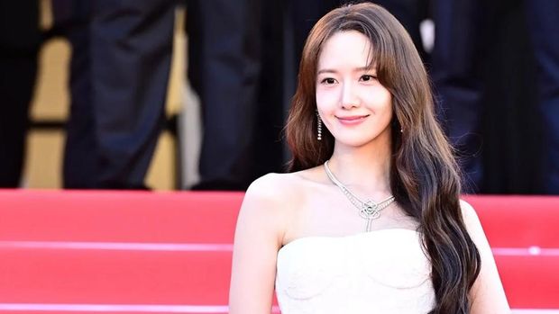 Dalam penampilannya di sesi red carpet, YoonA juga memamerkan koleksi perhiasan terbaru Qeelin yang berbeda, yakni satu set perhiasan brand mulai dari anting-anting, kalung, dan cincin dengan detail berlian besar yang menonjol./ Foto: dispatch.co.kr Dalam penampilannya di sesi red carpet, YoonA juga memamerkan koleksi perhiasan terbaru Qeelin yang berbeda, yakni satu set perhiasan brand mulai dari anting-anting, kalung, dan cincin dengan detail berlian besar yang menonjol./ Foto: dispatch.co.kr
