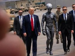 Heboh! Donald Trump Posting Foto Bareng Alien, AI atau Nyata?