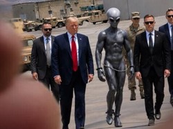 Heboh! Donald Trump Posting Foto Bareng Alien, AI atau Nyata?