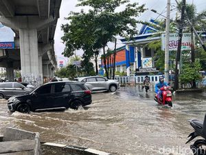Makassar Diguyur Hujan Sejak Semalam, Jalan AP Pettarani-Mapala Tergenang