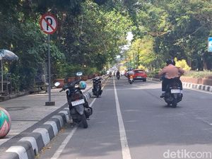 Warga Keluhkan Jalur Sepeda di Jalan Udayana Mataram Jadi Tempat Parkir Liar