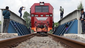 Jembatan Rel Kereta Sepanjang 32 Meter di Kediri Jalani Uji Fungsi