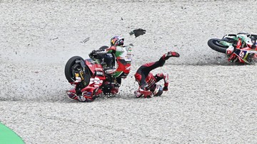 Insiden Horor Lainnya di MotoGP Catalunya: Zarco Nyangkut di Motor Bagnaia