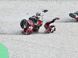 Ngerinya Zarco, Nyangkut di Motor Bagnaia!