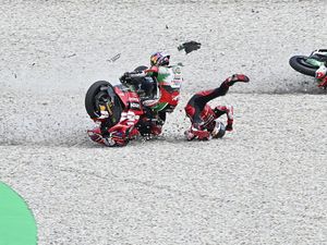 Ngerinya Zarco, Nyangkut di Motor Bagnaia!