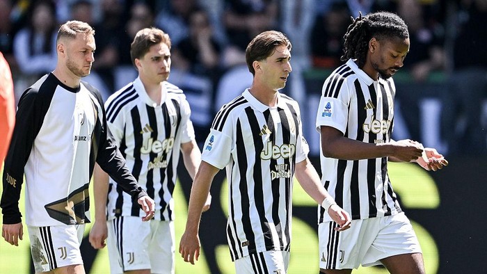TURIN, ITALY - MAY 17: players of Juventus they are disappointed after the Serie A match between Juventus FC and ACF Fiorentina at Allianz Stadium on May 17, 2026 in Turin, Italy. (Photo by Image Photo Agency/Getty Images)