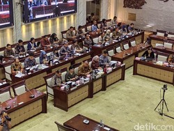 Gubernur BI Disemprot DPR: Dolar AS Sudah Rp 17.600, tapi Bilang Masih Stabil!