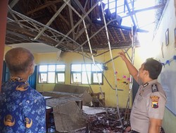 Atap SDN 2 Mlilir Grobogan Ambrol, Siswa Terpaksa Belajar di Ruang Rebana