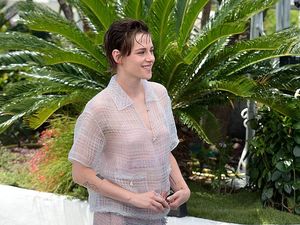 Kristen Stewart Tinggalkan High Heels di Cannes, Pilih Sneakers Nike Vintage