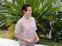 Kristen Stewart Tinggalkan High Heels di Cannes, Pilih Sneakers Nike Vintage