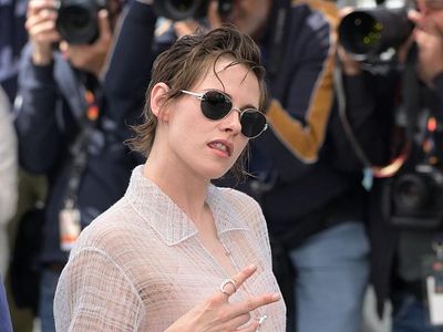 Gaya Kristen Stewart Pakai Baju Transparan di Cannes, Melanggar Dress Code?