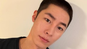 Lee Jae Wook Pamer Visual Tampan dengan Kepala Plontos, Resmi Mulai Wamil