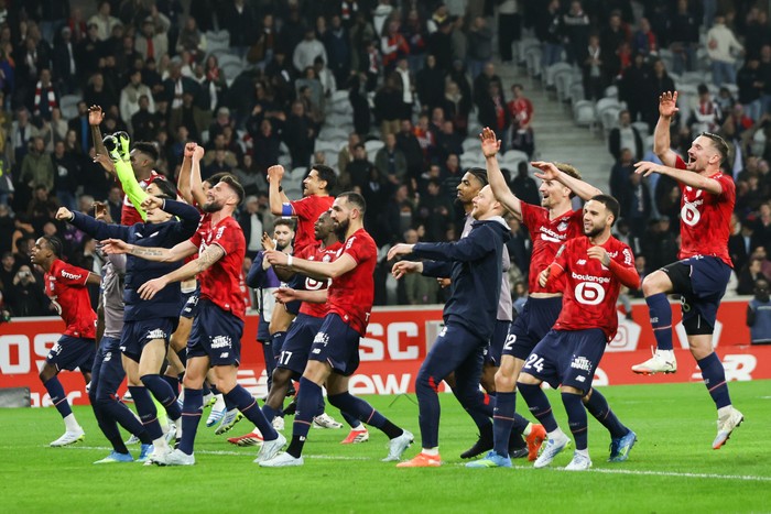 Lille players celebrate after winning the French L1 football match between Lille LOSC and RC Lens at the Stade Pierre-Mauroy in Villeneuve-d'Ascq, northern France. (Photo by Ibrahim Ezzat/NurPhoto via Getty Images)