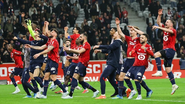 Lille players celebrate after winning the French L1 football match between Lille LOSC and RC Lens at the Stade Pierre-Mauroy in Villeneuve-dAscq, northern France. (Photo by Ibrahim Ezzat/NurPhoto via Getty Images)