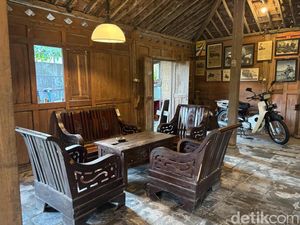 Ngopi di Karawang, Ada Kafe Rumah Jawa yang Estetik dan Cozy!