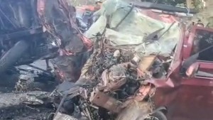 Penampakan Horor Wuling Remuk Usai Tabrakan dengan Truk di Luwu-3 Orang Tewas