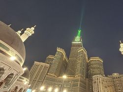 Cahaya Hijau Makkah Clock Tower Tanda Puncak Haji Sebentar Lagi
