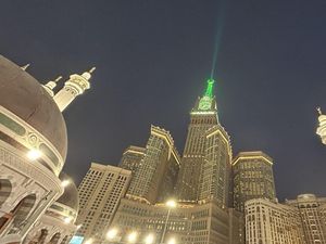 Cahaya Hijau Makkah Clock Tower Tanda Puncak Haji Sebentar Lagi