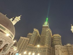 Cahaya Hijau Makkah Clock Tower Tanda Puncak Haji Sebentar Lagi
