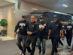 Tangan Diborgol, Eks Kasat Narkoba Polres Kubar AKP Deky Tiba di Bareskrim