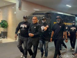 Tangan Diborgol, Eks Kasat Narkoba Polres Kubar AKP Deky Tiba di Bareskrim