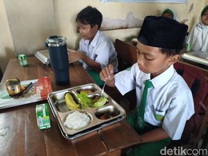 Video Menkes Bakal Pantau Anak Stunting Penerima MBG Tiap Bulan