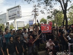 Bawa Bendera Bulan Bintang, Massa Tuntut Mualem Teken Petisi soal Pergub JKA