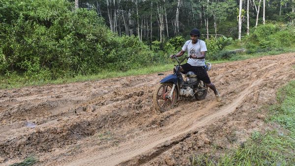 Miris! Warga Jambi Masih Berjuang Lewati Jalan Lumpur Saat Hujan