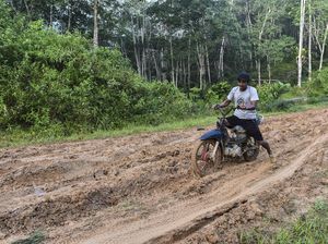 Miris! Warga Jambi Masih Berjuang Lewati Jalan Lumpur Saat Hujan