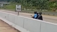 Viral Motor Bonceng 3 Nyelonong Masuk Tol Batang dan Melawan Arah