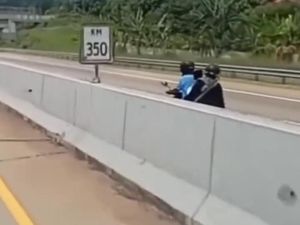 Viral Motor Bonceng 3 Nyelonong Masuk Tol Batang dan Melawan Arah