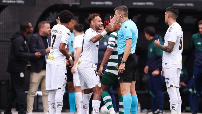 SAO PAULO, BRAZIL - MAY 17: Neymar Junior of Santos  (L) argues with referee Paulo Cesar Zanovelli da Silva (R) during a Brasileirao 2026 match between Santos and Coritiba at Neo Quimica Arena on May 17, 2026 in Sao Paulo, Brazil. (Photo by Alex Silv