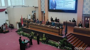 Resmi Dilantik, Najib Gantikan Nursai di DPRD Lombok Tengah
