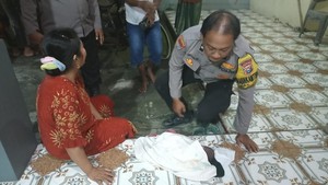 Tangis Bayi Perempuan Berselimut Kain Gegerkan Teras Rumah Warga Jombang