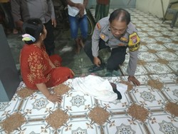 Tangis Bayi Perempuan Berselimut Kain Gegerkan Teras Rumah Warga Jombang