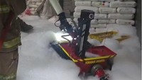 Sudah 9 Jam Kebakaran Pabrik di Jakbar Belum Padam, Damkar Pakai Robot