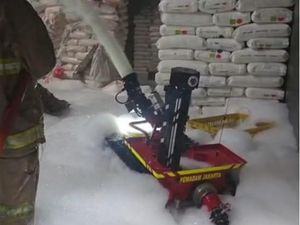 Sudah 9 Jam Kebakaran Pabrik di Jakbar Belum Padam, Damkar Pakai Robot